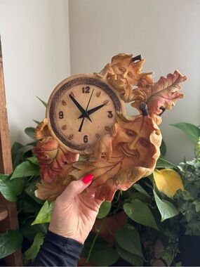 1998 Innovation Vancouver Oak Leaf Face Collection Wall Clock